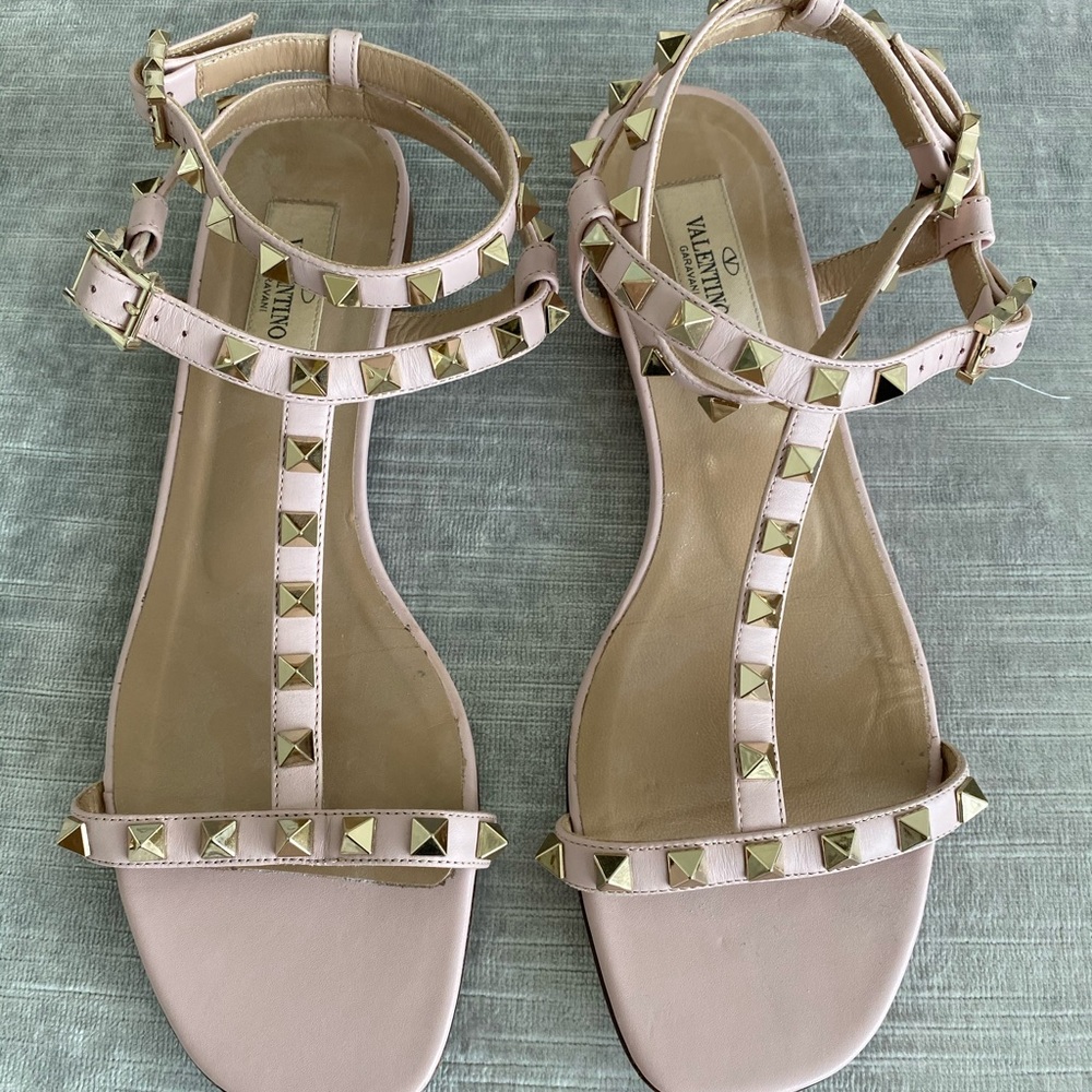 Valentino Garavani Rockstud sandals in blush